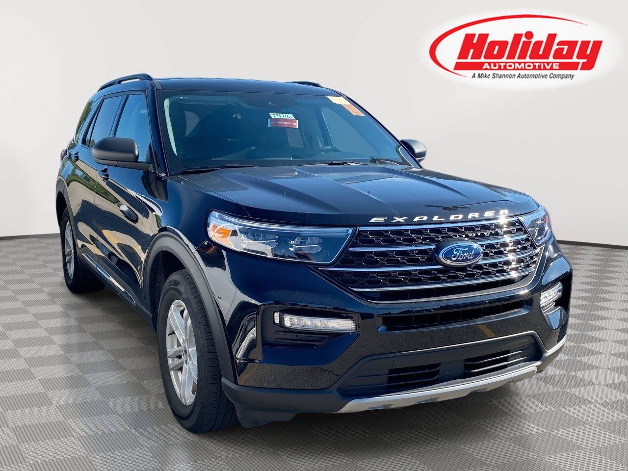 Certified 2024 Ford Explorer XLT w/ Equipment Group 202A AWD/4WD image 1