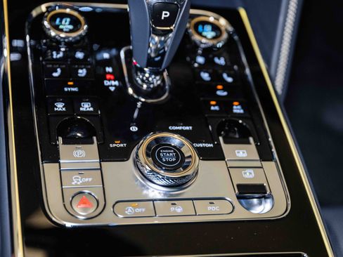 Used 2024 Bentley Flying Spur V8 image 42