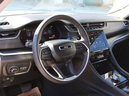 Used 2023 Jeep Grand Cherokee L Laredo image 11