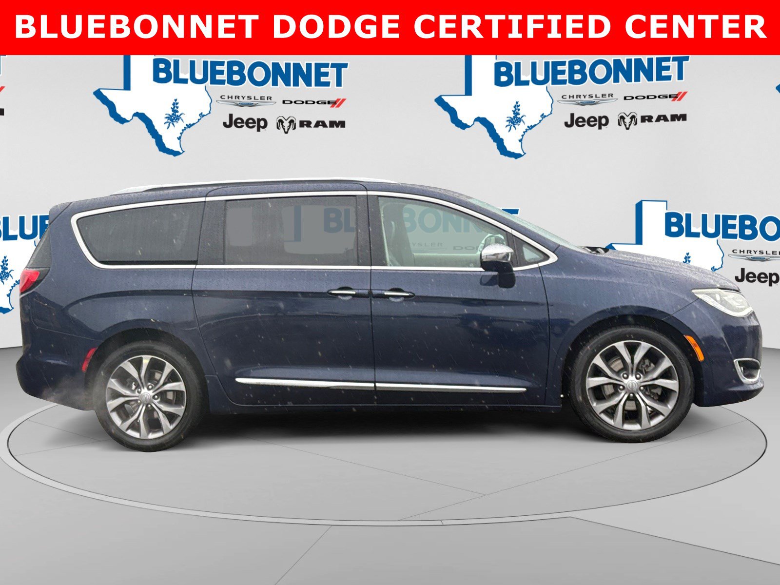 Used 2018 Chrysler Pacifica Limited w/ Tire & Wheel Group FWD image 4