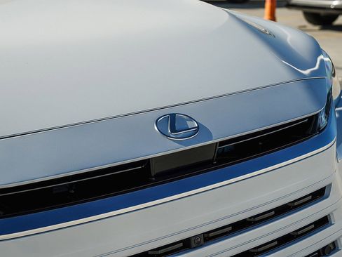 New 2026 Lexus TX 500h AWD image 10