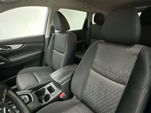 Certified 2017 Nissan Rogue SV w/ SV Premium Package image 8