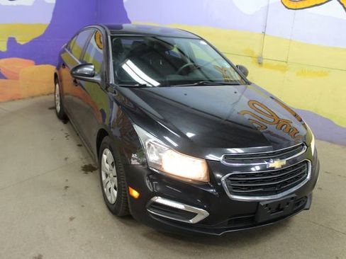 Used 2015 Chevrolet Cruze LT FWD image 2