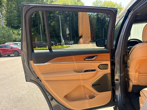 Used 2025 Jeep Grand Cherokee L Summit AWD/4WD image 18