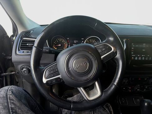 Used 2018 Jeep Compass Latitude w/ Popular Equipment Group FWD image 17