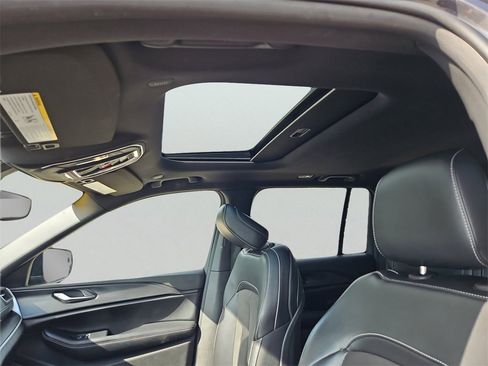 Used 2023 Jeep Grand Cherokee Altitude image 15