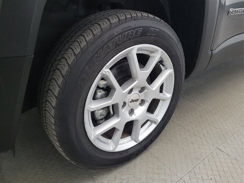 Used 2022 Jeep Renegade Latitude AWD/4WD image 31