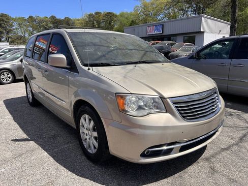 Used 2014 Chrysler Town & Country Touring image 1