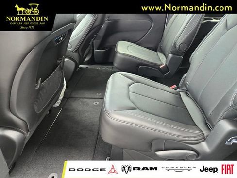 New 2027 Chrysler Pacifica Select FWD image 8