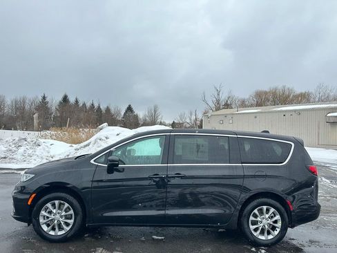 New 2026 Chrysler Pacifica Select image 5