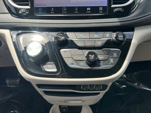 Used 2023 Chrysler Pacifica Touring-L FWD image 35