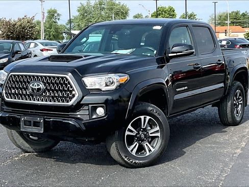 Used 2019 Toyota Tacoma TRD Sport AWD/4WD image 6