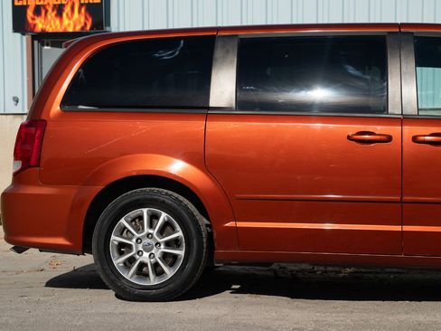 Used 2012 Dodge Grand Caravan R/T w/ Driver Convenience Group image 12