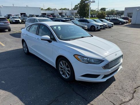 Used 2017 Ford Fusion SE w/ Fusion SE Technology Package FWD image 4