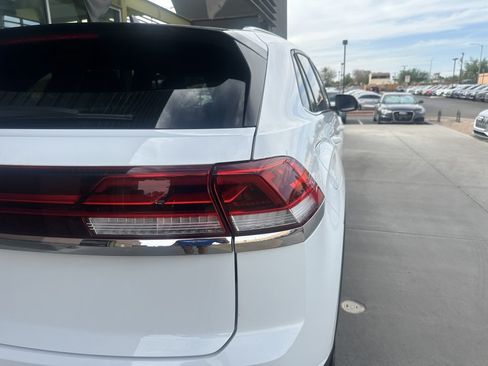 Used 2024 Volkswagen Atlas Cross Sport SE w/ Panoramic Sunroof Package FWD image 14