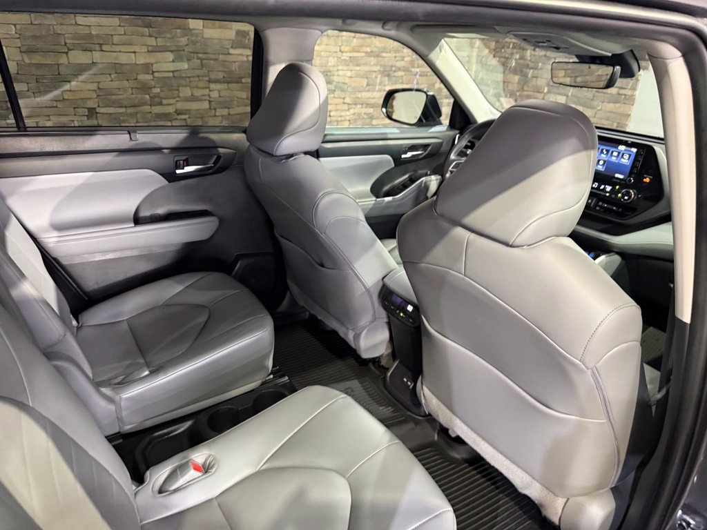 Used 2022 Toyota Highlander XLE AWD/4WD image 33