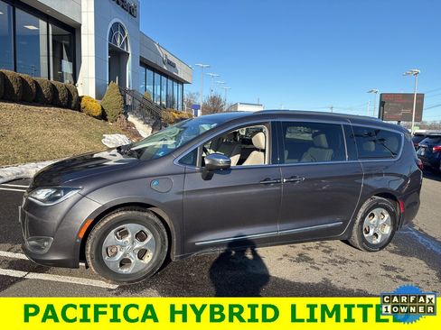 Used 2018 Chrysler Pacifica Limited w/ Advanced Safetytec Group image 2