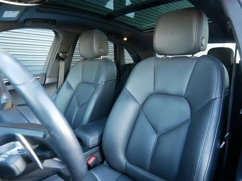 Used 2023 Porsche Macan Turbo image 5