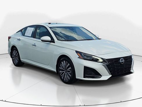 Used 2025 Nissan Altima 2.5 SV w/ SV Premium Package FWD image 3