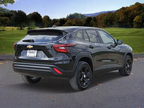 Used 2025 Chevrolet Trax LS w/ LS Convenience Package image 4