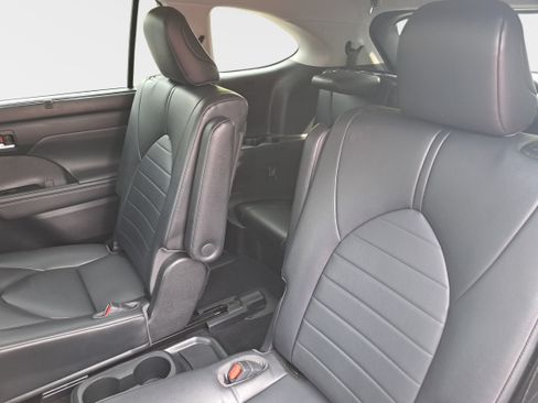 Used 2021 Toyota Highlander XLE FWD image 15