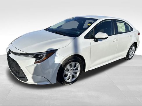 Certified 2022 Toyota Corolla LE image 1