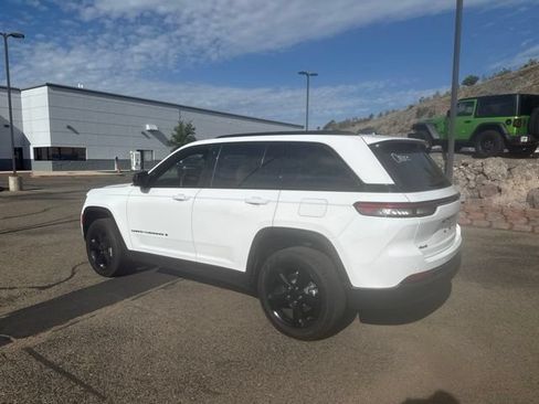 Used 2023 Jeep Grand Cherokee Limited w/ Luxury Tech Group II AWD/4WD image 3