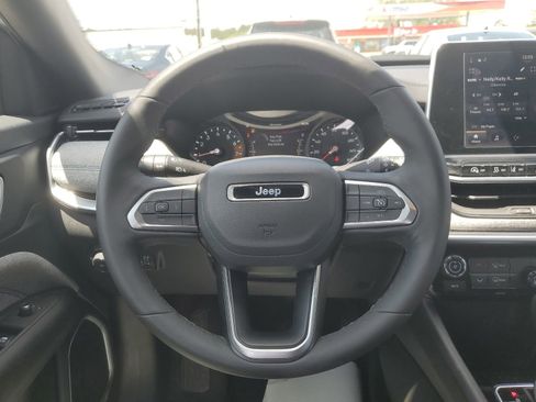 Used 2025 Jeep Compass Latitude AWD/4WD image 11
