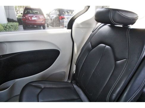 Used 2023 Chrysler Pacifica Touring-L FWD image 11