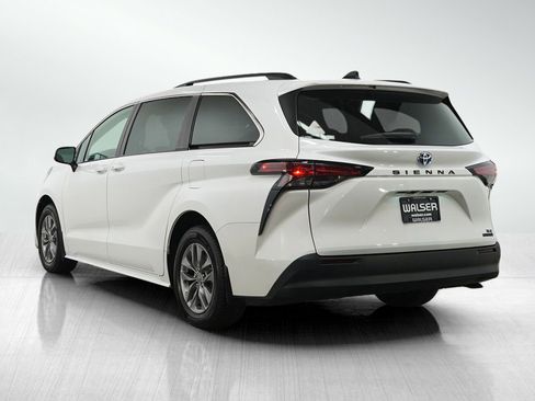 Used 2022 Toyota Sienna LE FWD image 3