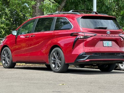 Used 2022 Toyota Sienna XSE w/ XSE Plus Package FWD image 6