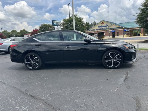 Used 2024 Nissan Altima 2.5 SR FWD image 9