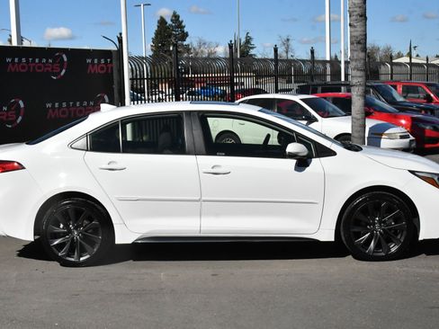 Used 2024 Toyota Corolla SE w/ SE Package image 9