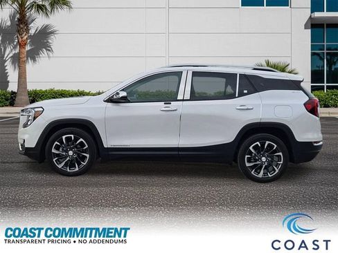 Used 2022 GMC Terrain SLT w/ Infotainment Package II FWD image 3