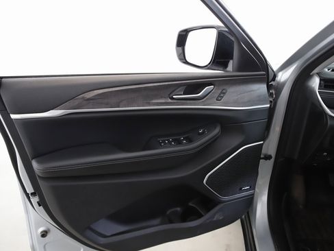 Used 2022 Jeep Grand Cherokee Limited image 14