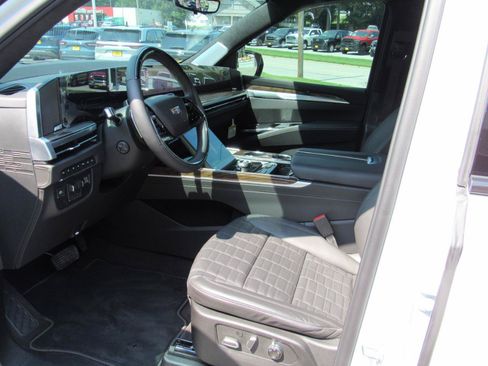 Used 2026 Cadillac Escalade Platinum Sport w/ LPO, ONYX Package AWD/4WD image 14