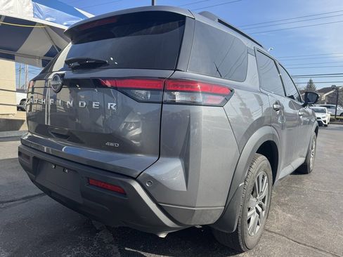 Used 2025 Nissan Pathfinder SV image 3