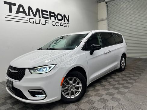 Used 2024 Chrysler Pacifica Touring-L FWD image 2