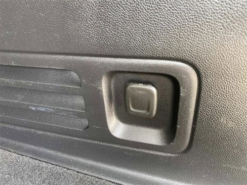 Used 2021 Chevrolet Traverse LT image 14