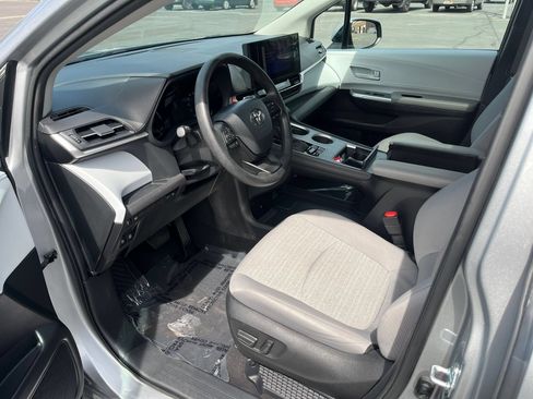 Used 2025 Toyota Sienna LE w/ LE Plus Package AWD/4WD image 11