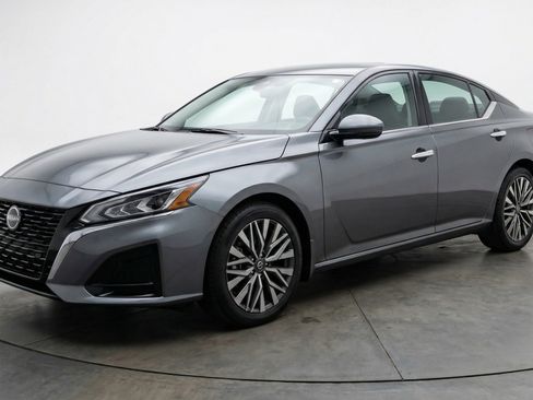 Used 2025 Nissan Altima 2.5 SV FWD image 3