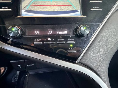 Used 2018 Toyota Camry SE FWD image 16