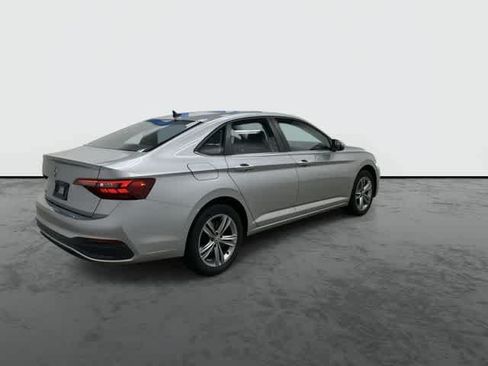 Used 2024 Volkswagen Jetta SE FWD image 4