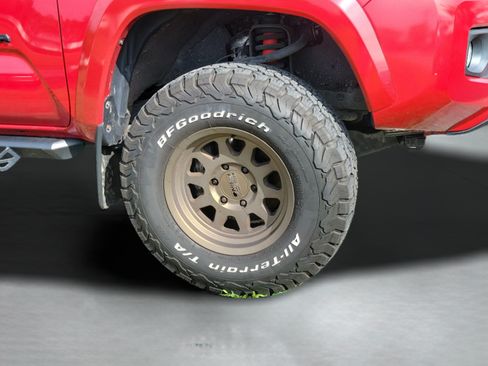 Used 2021 Toyota Tacoma SR5 RWD image 12
