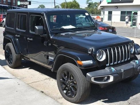 Used 2025 Jeep Wrangler Unlimited Sahara AWD/4WD image 4
