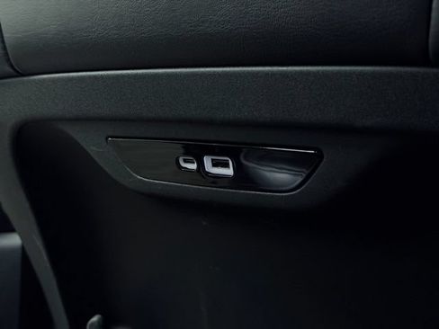 Used 2025 Chrysler Pacifica Limited FWD image 29