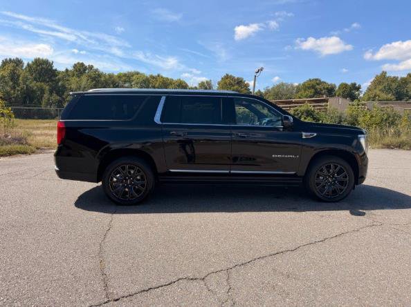 Used 2025 GMC Yukon XL Denali w/ Sun & Power Step Package AWD/4WD image 7