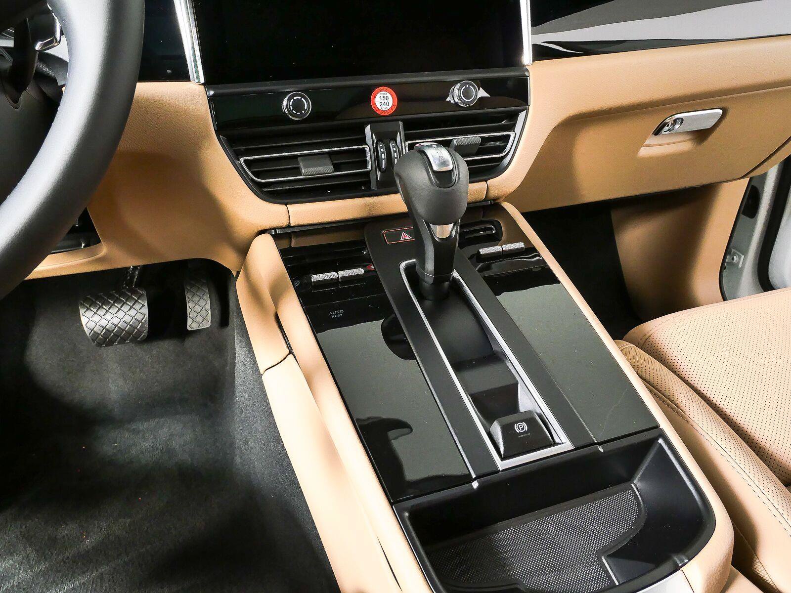 New 2026 Porsche Macan Turbo AWD/4WD image 18