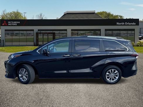 Used 2024 Toyota Sienna XLE FWD image 2