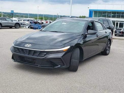 Used 2025 Hyundai Elantra SEL FWD image 2